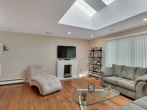2nd image of 2423 Pine Grove Ct