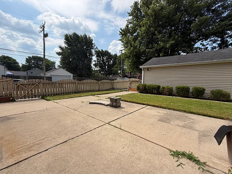 22438 Clairwood St — Photo 20