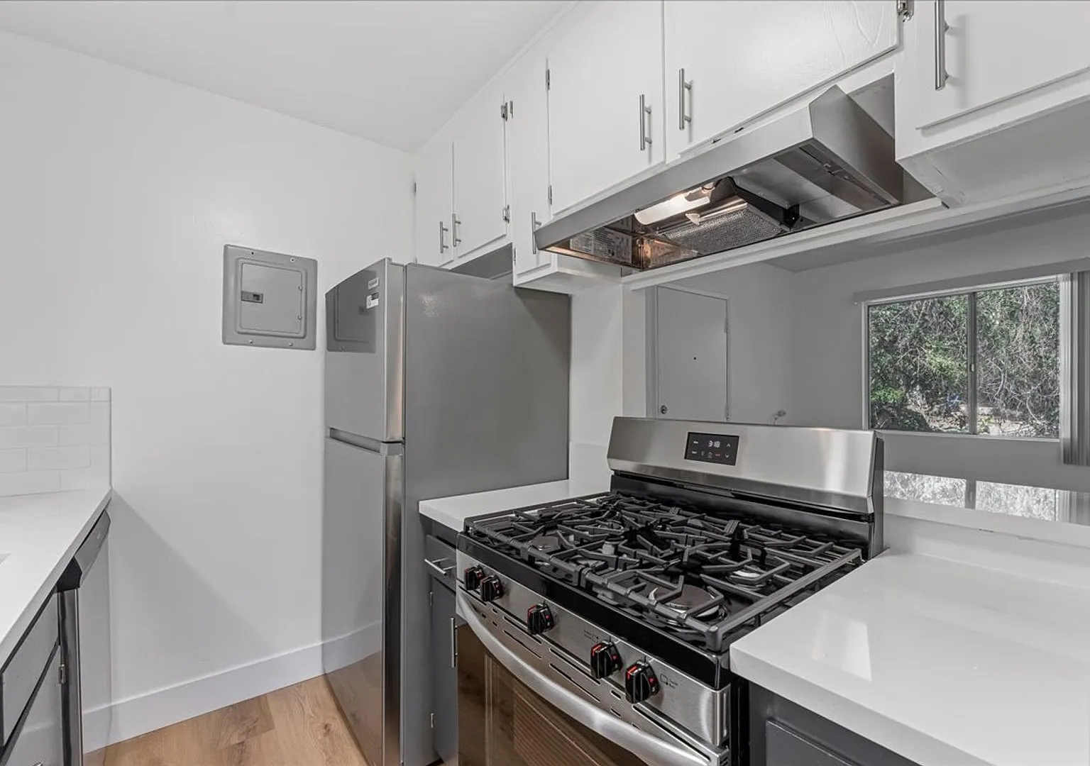 Beautiful Highland Park apartment with a balcony! — Photo 3