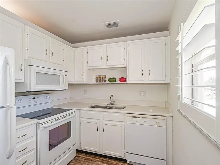 76 Royal Oak Dr #205 — Photo 6