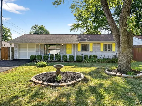 1278 Dawn Valley Dr, Maryland Heights, MO 63043