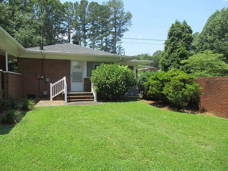 911 W 6th St — Photo 3