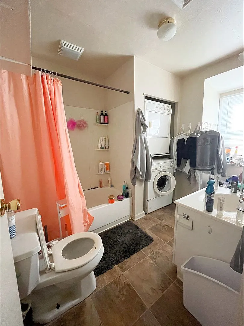 8 Person House Blocks From Chauncey Village and Campus Bars!! — Photo 2