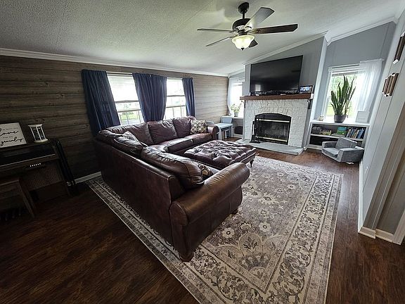 2nd image of 1800 Illini Dr