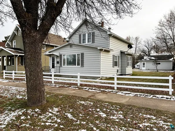 219 8th St SW, Chisholm, MN 55719