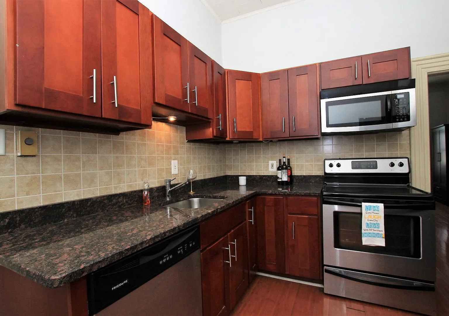 Beautiful studio in great location in fishtown only for $1,150!! — Photo 1