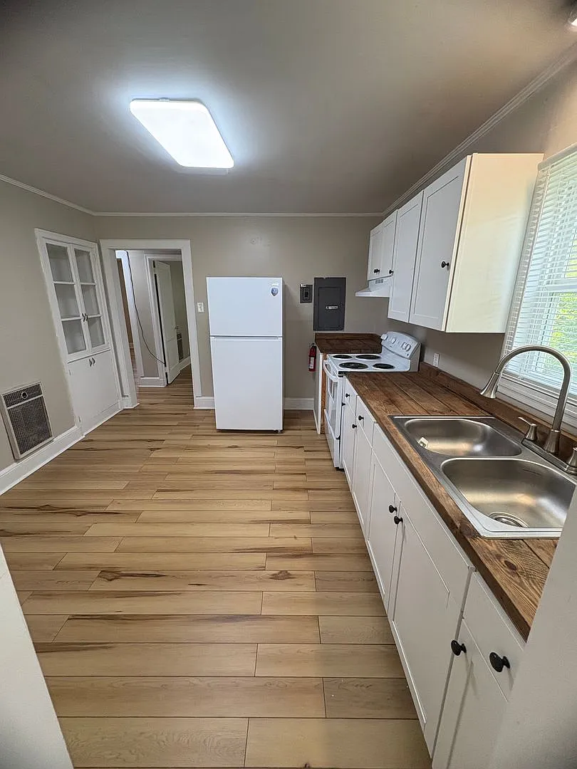 2 Bed 1 Bath House — Photo 2