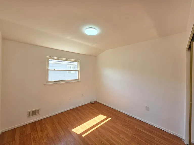 1046 Rensselaer Ave #2 — Photo 8
