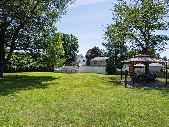 5th image of 16 Oak Hill Dr