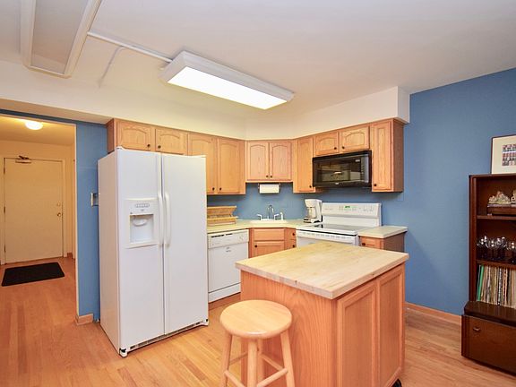 3rd image of 4334 N Clarendon Ave APT 105