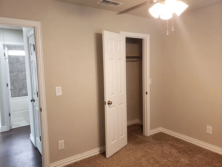 1711 Longview St — Photo 6