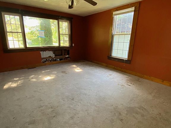 4th image of 306 N Van Buren St