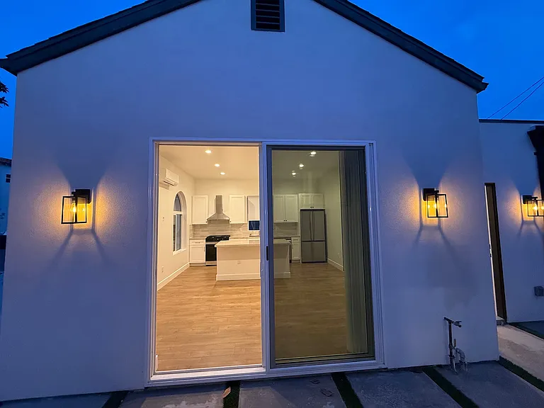 1332 S Burnside Ave — Photo 3