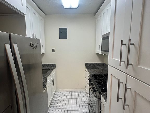 5th image of 65 E India Row APT 29H