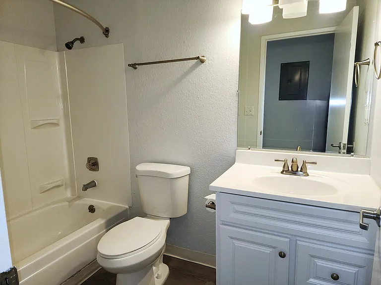 Kent Riviera Apartments — Photo 12