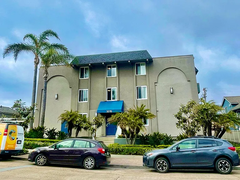La Pacifica Apartments — Photo 3