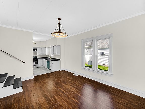 4th image of 163 S Oak St