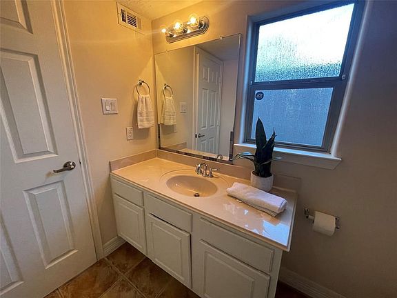 5th image of 3710 Sherwood Ln Unit 105