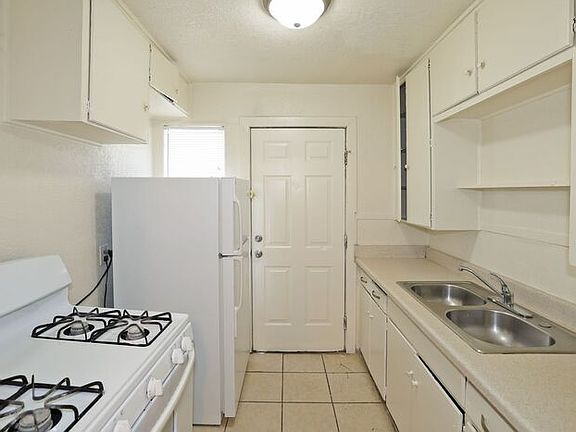 4th image of 1008 N Lake St APT B