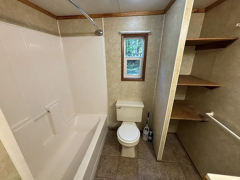 324 E Newport Rd — Photo 5