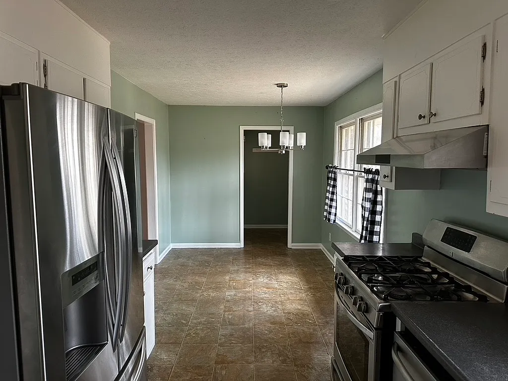 Building Photo - 2120 Sandlewood Ln