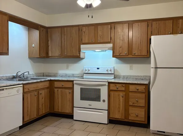 4651 Governors Dr, 4651 Governors Dr APT 3, Rockford, IL 61109