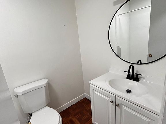 4th image of 949 E Linden St #Street8
