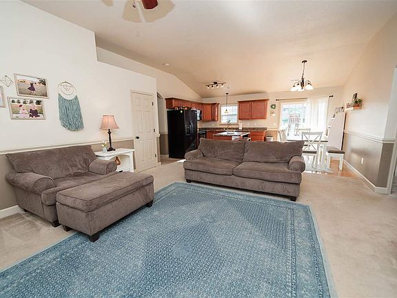 3rd image of 822 Dove Creek Ct