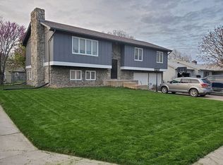 1325 Parkwood Dr, Salina, KS 67401