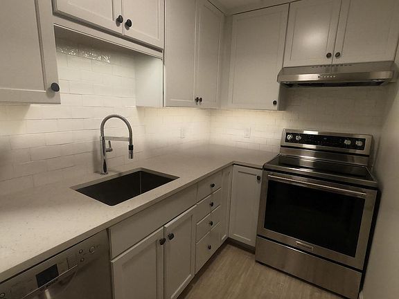 Updated kitchen -quartz countertops/stainless steel appliances