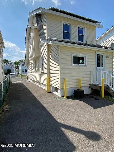 3 bed, 1.5 bath, 1196 sqft, $2,500 — Photo 2