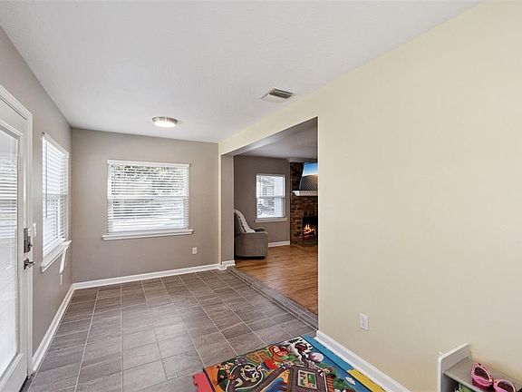 3rd image of 1304 Perkins Rd