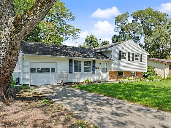 2nd image of 1817 Larch Pl