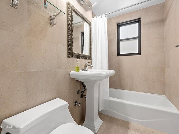 3rd image of 150 E 56th St APT 9A
