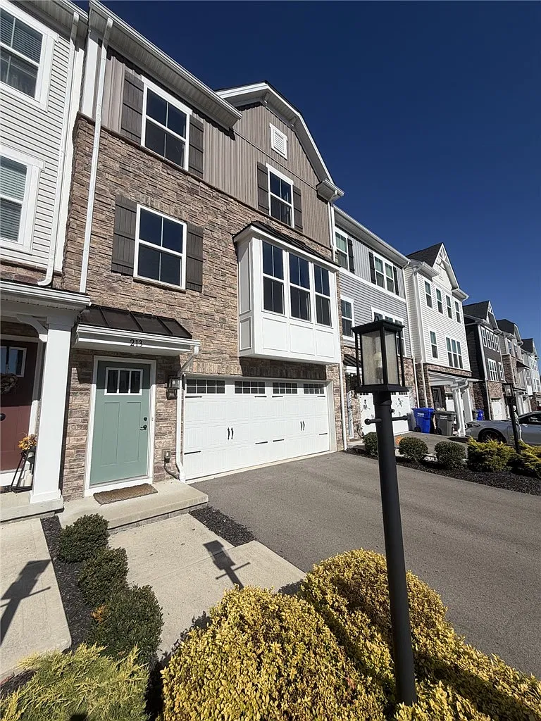 3 bed, 2.5 bath, 2012 sqft, $2,700 — Photo 2