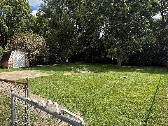 2nd image of 902 Brookcrest Dr
