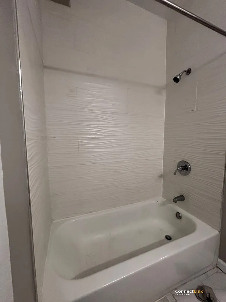 5 bed, 2.0 bath, $3,250 — Photo 2