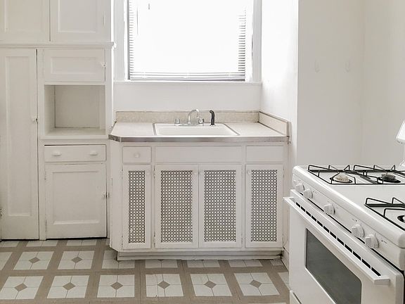 2nd image of 4600 1/2 N Winchester Ave #3G