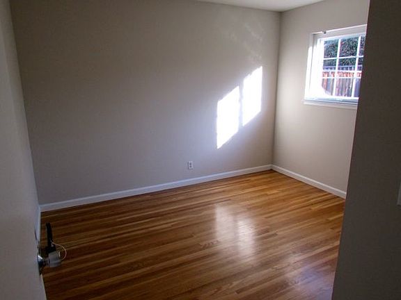 3rd image of 653 Easton Dr