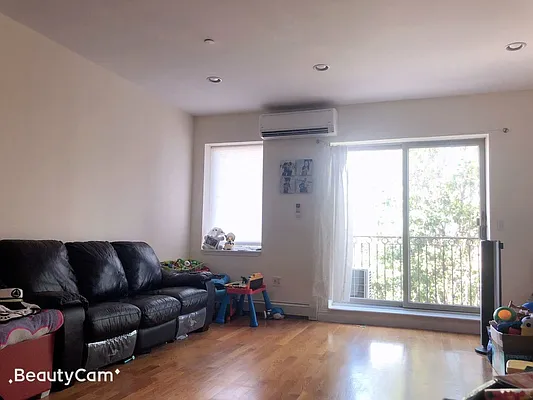 Sold by Momentum Real Estate LLC | media 28