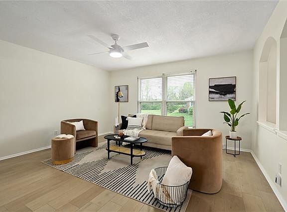 2nd image of 3013 Sweet Briar Dr