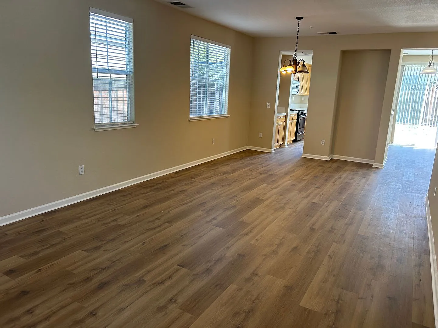 Beautiful 5 Bedroom 3 Bath Brentwood Home — Photo 2