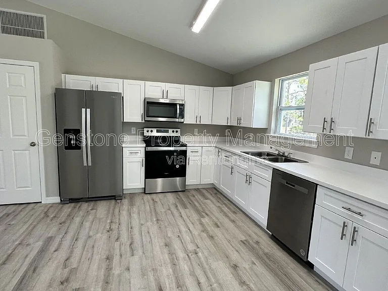 327 Lester Ave S — Photo 3