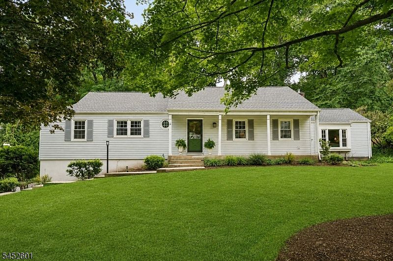 1st image of 16 Fieldstone Dr