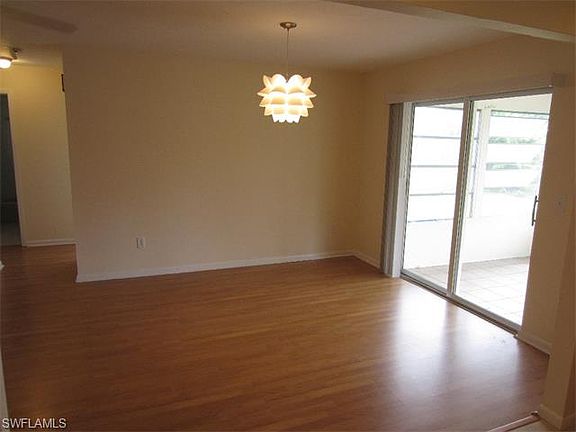 5th image of 883 Entrada Dr S