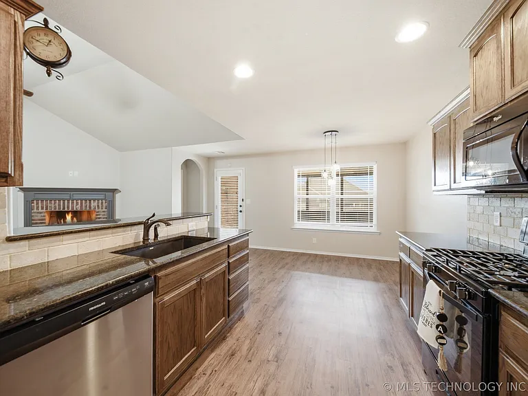 13328 S 21st Pl — Photo 5