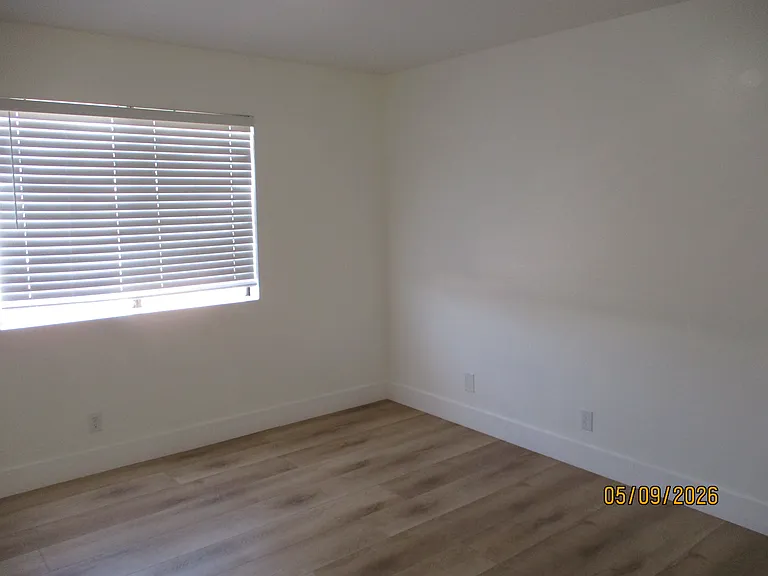 631 E Elk Ave #8 — Photo 16