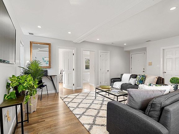 2nd image of 423 Bunker Hill St APT 1
