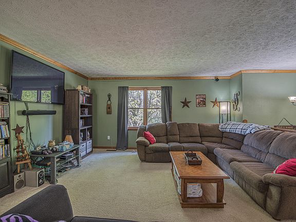 3rd image of 19 Claremont Cir