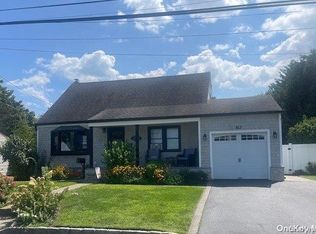 76 Tremont Rd, Lindenhurst, NY 11757